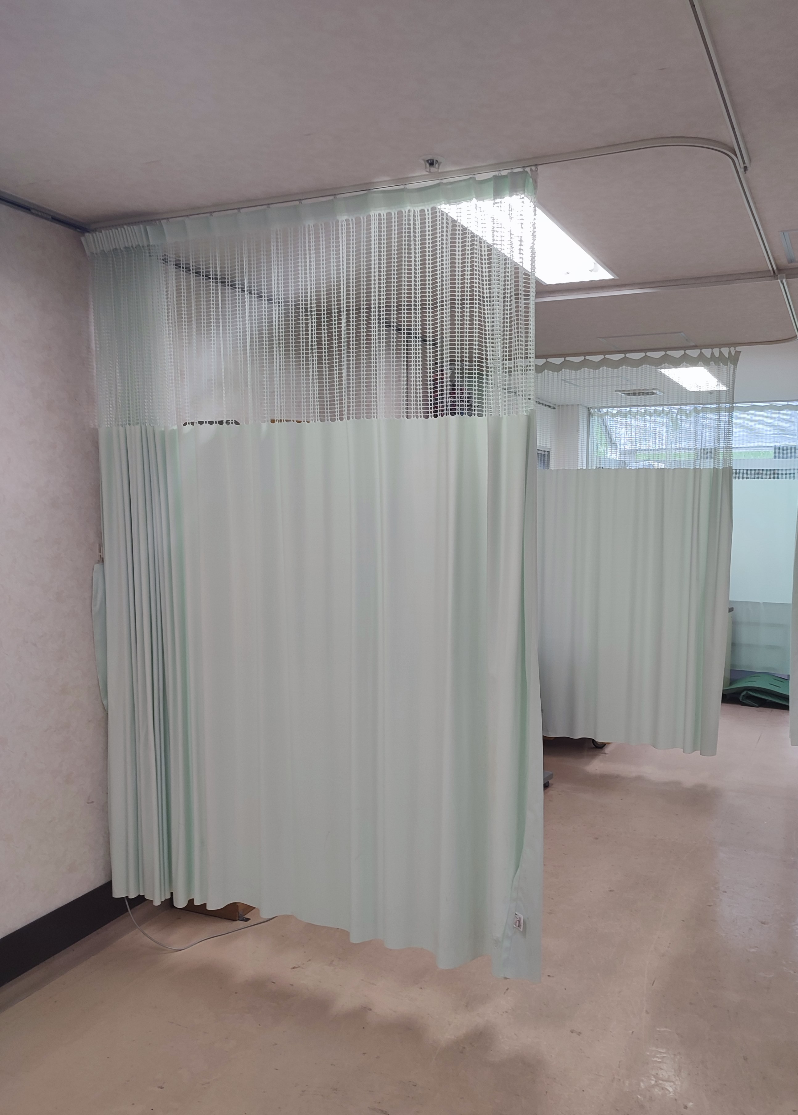 防炎間仕切りカーテン施工後